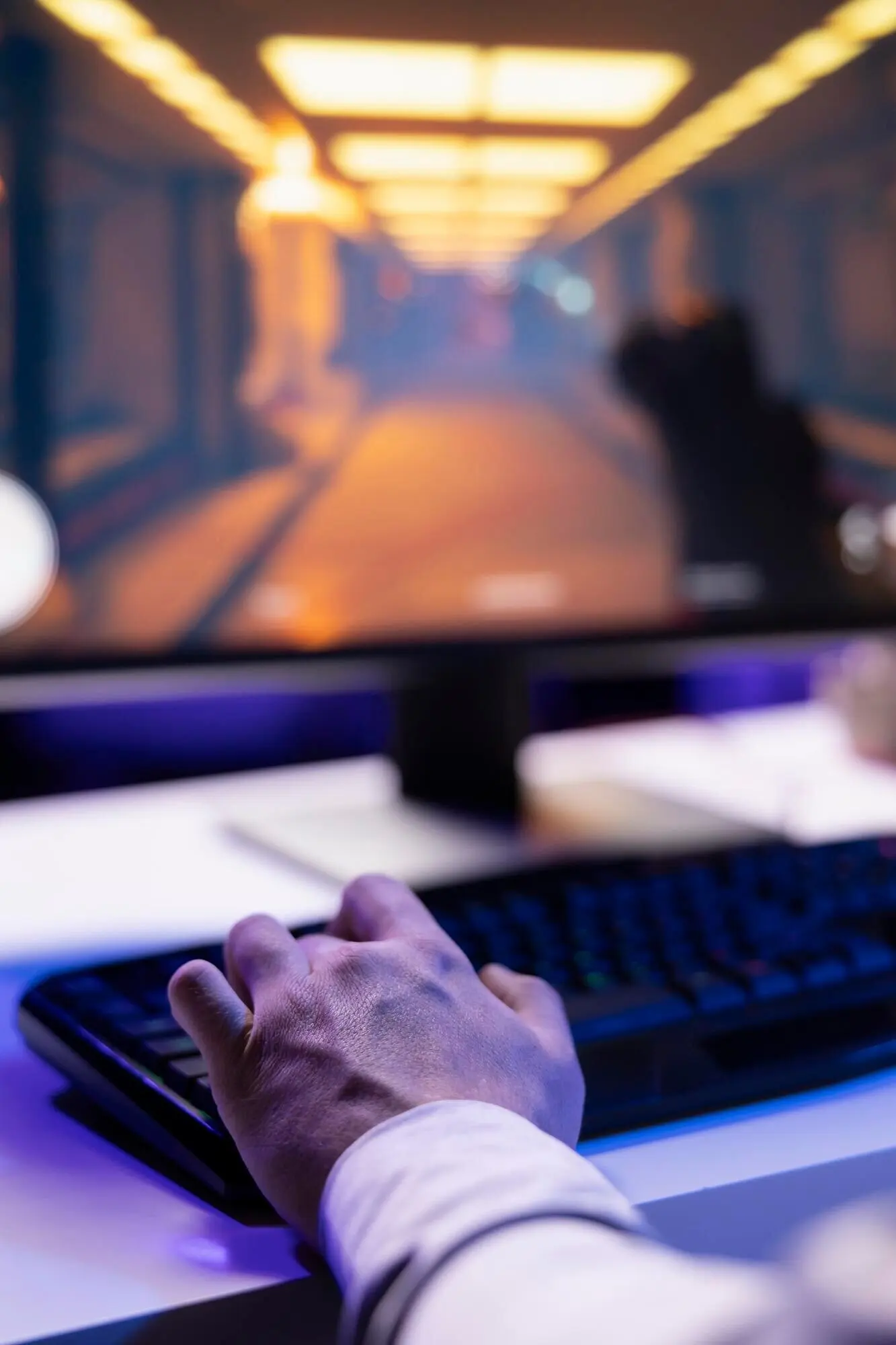 Крупный план геймера, начинающего игровую сессию и пытающегося расслабиться.